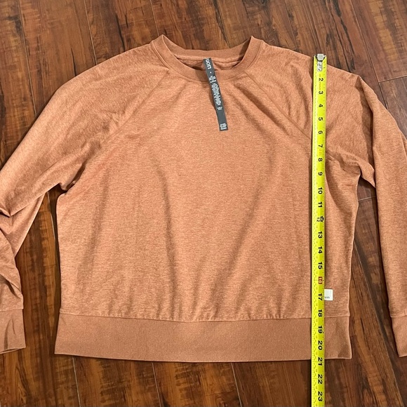 Vuori Halo Crew Top - Picture 6 of 9